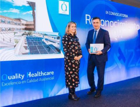 Antonio Solans, director general de Hospitales Viamed, recoge el reconocimiento QH otorgado al Hospital Viamed Los Manzanos. / H.V.L.M.