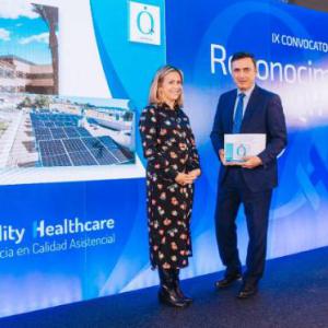 Antonio Solans, director general de Hospitales Viamed, recoge el reconocimiento QH otorgado al Hospital Viamed Los Manzanos. / H.V.L.M.